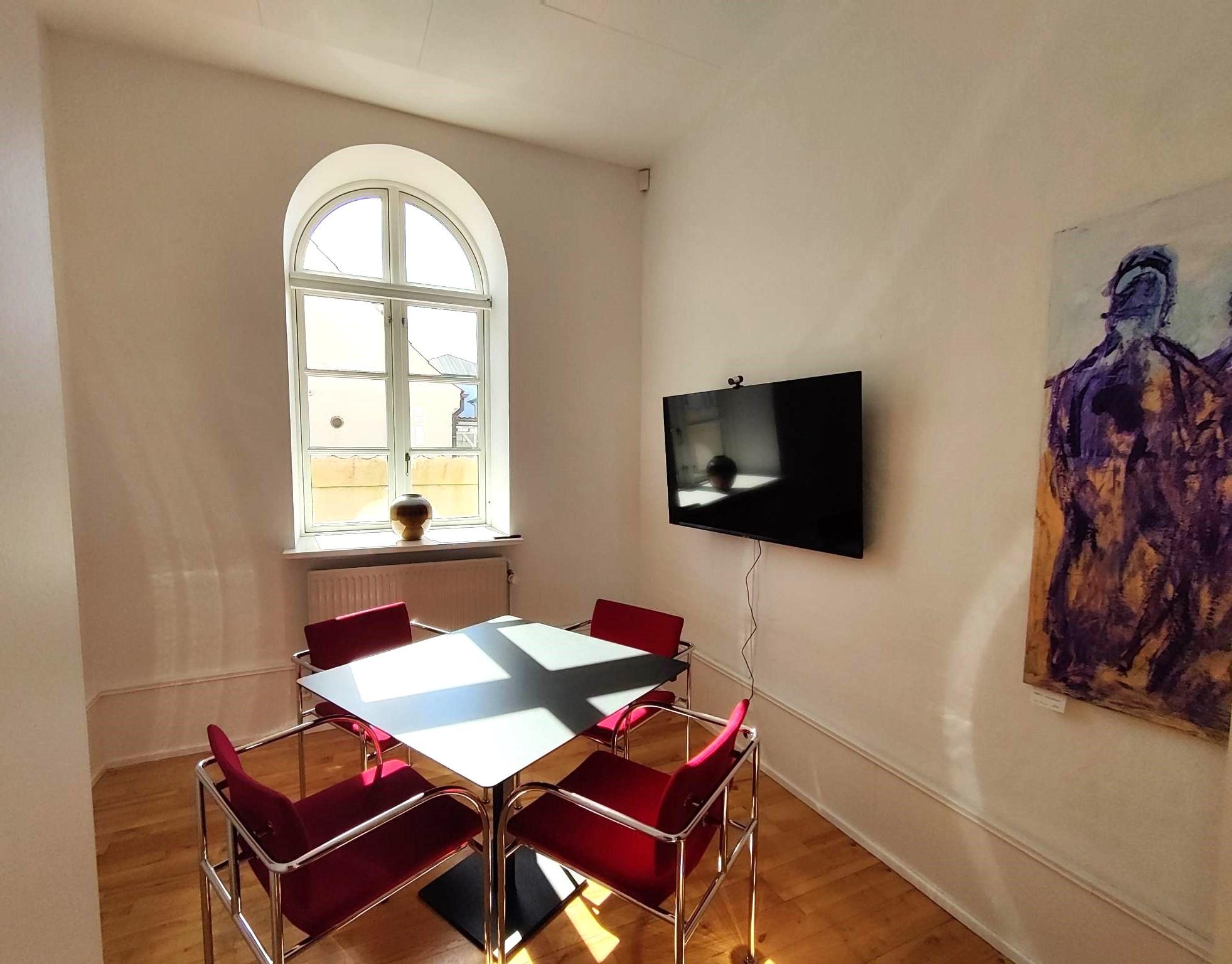 Lille mødelokale med tv og webcamera